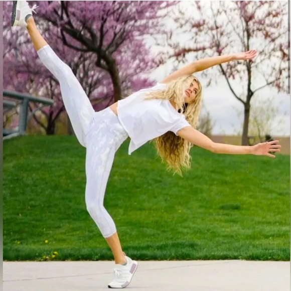 ZYIA Silver Camo Metallic holographic unicorn Hi-Rise crop
Leggings plus size 20 - Picture 3 of 12